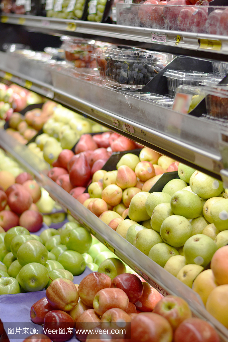 超市货架上的新鲜有机水果和农产品